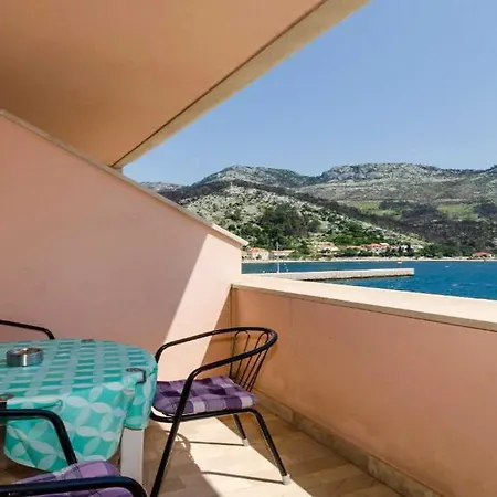2 Bedroom With Sea View Apartman